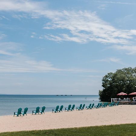 Breakers Resort - Lakeside Saint Ignace Buitenkant foto